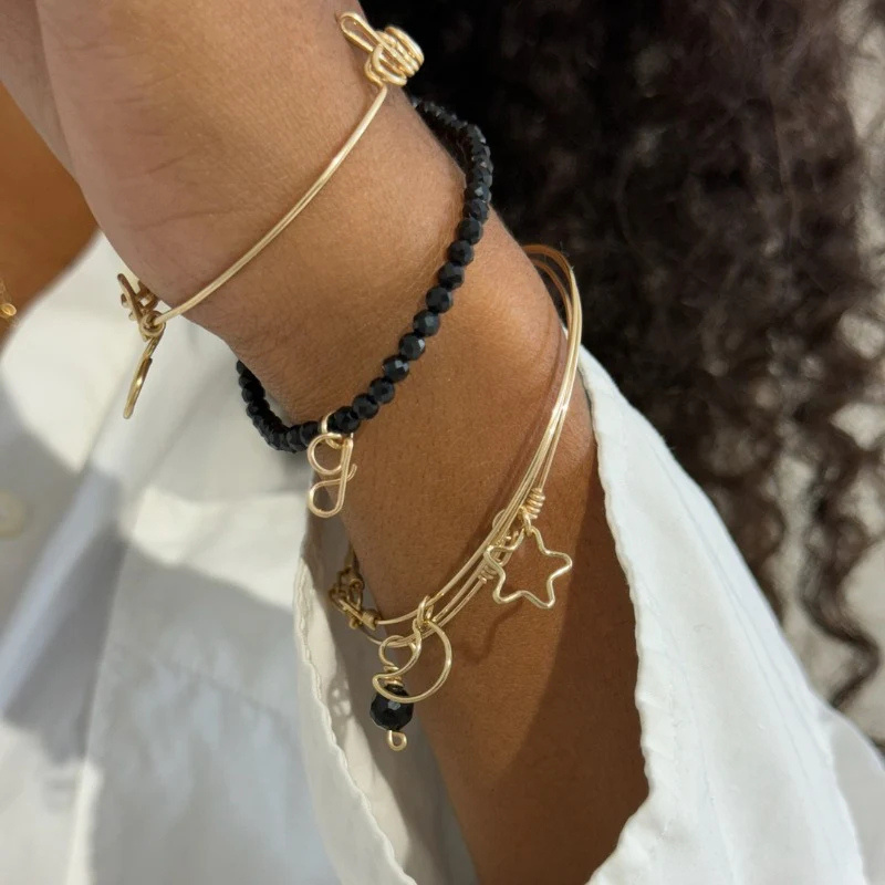 
                      
                        Bracelet élastique pierres, initiale
                      
                    
