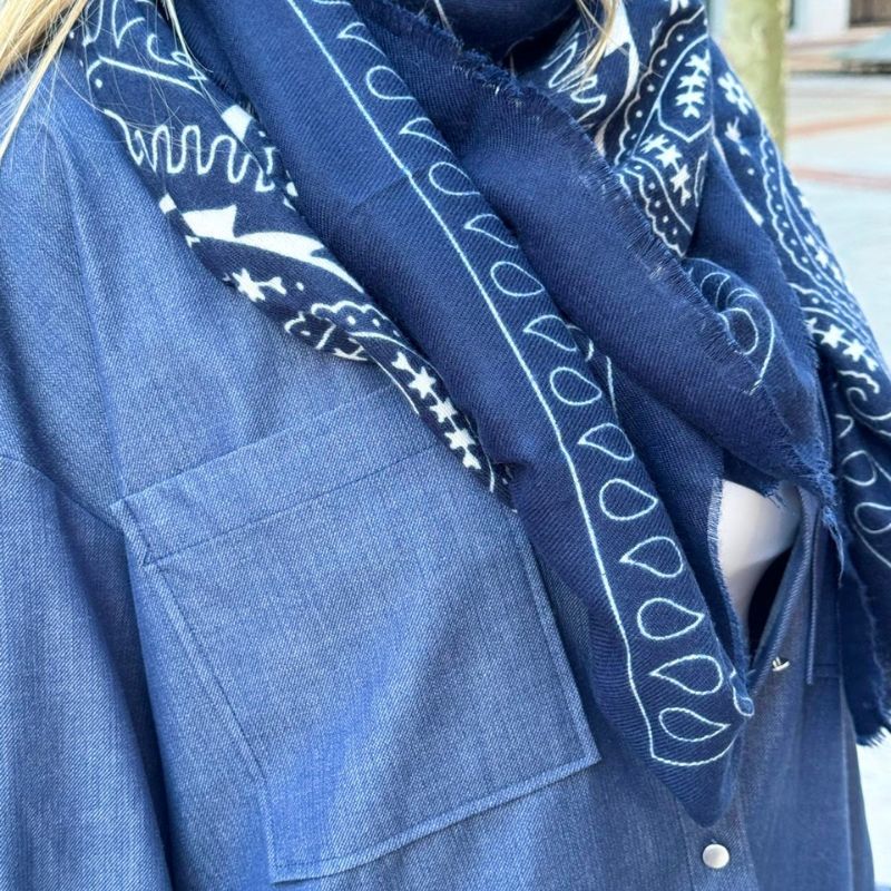 
                      
                        Écharpe motif bandana – effet cachemire
                      
                    