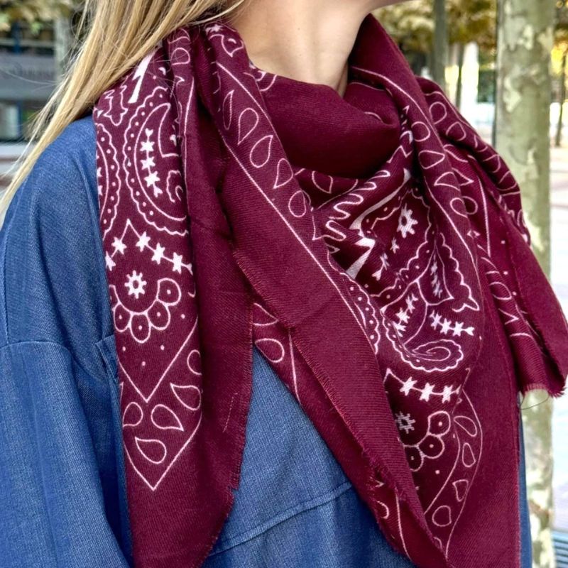 
                      
                        Écharpe motif bandana – effet cachemire
                      
                    