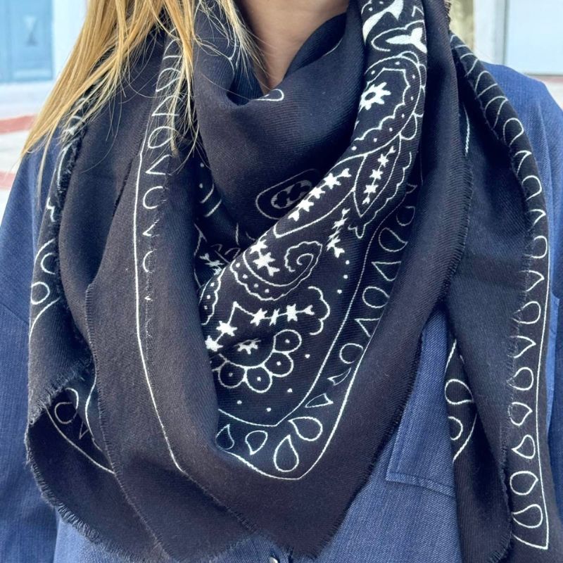 
                      
                        Écharpe motif bandana – effet cachemire
                      
                    